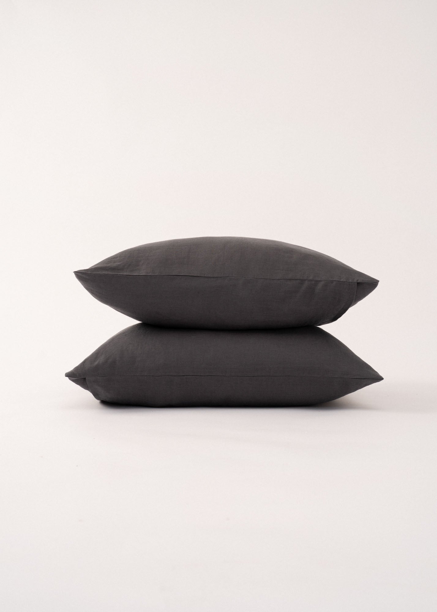 AmourLinen Linen pillowcases Linen pillowcase in Charcoal Linen pillowcase in Charcoal