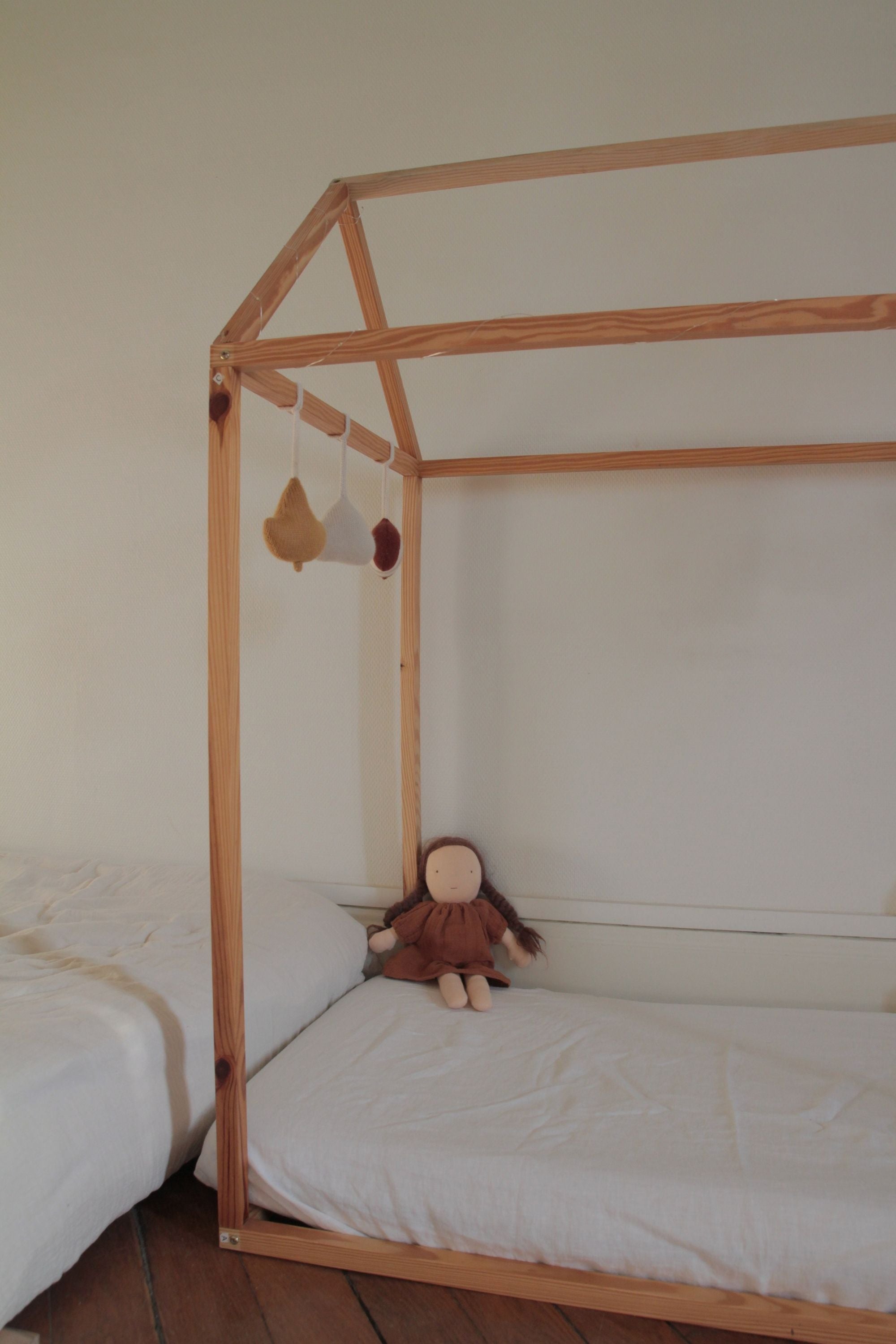 Linen crib sheet