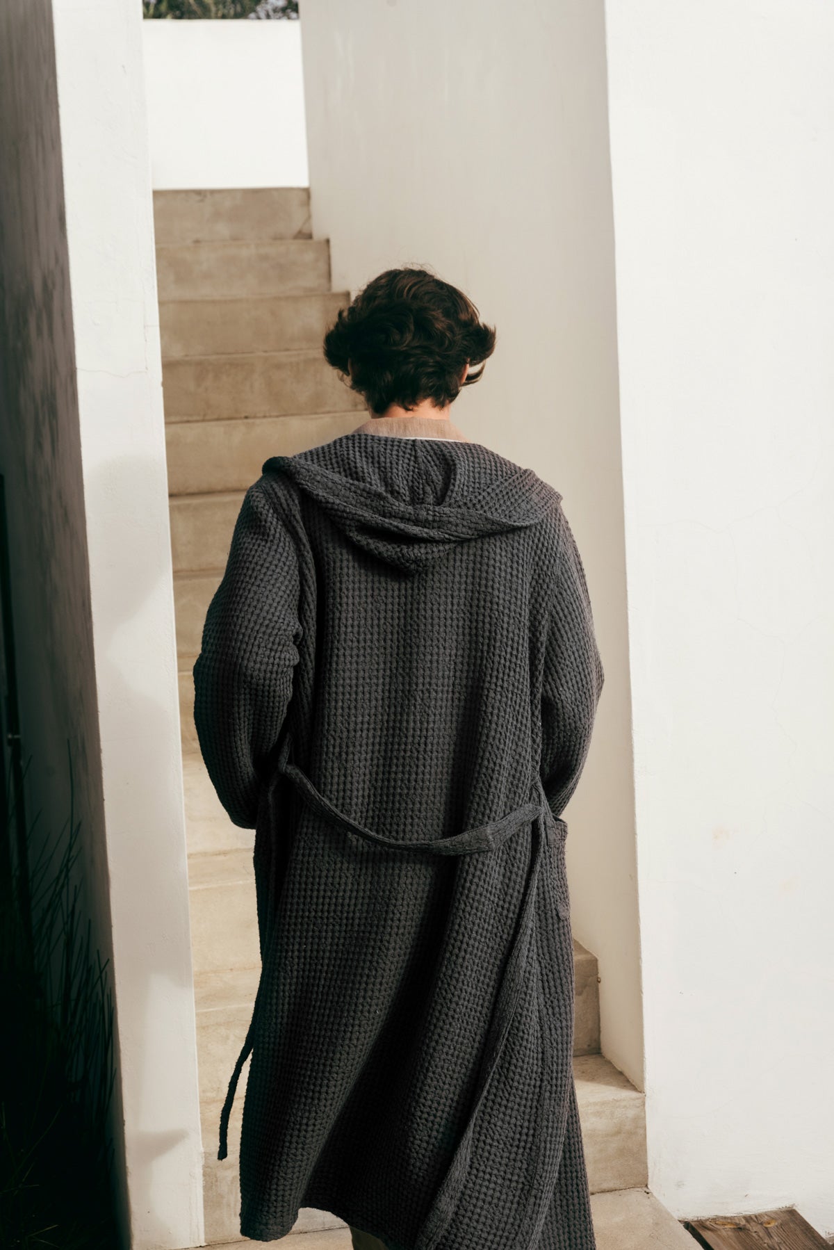 Men's linen waffle bathrobe in Charcoal