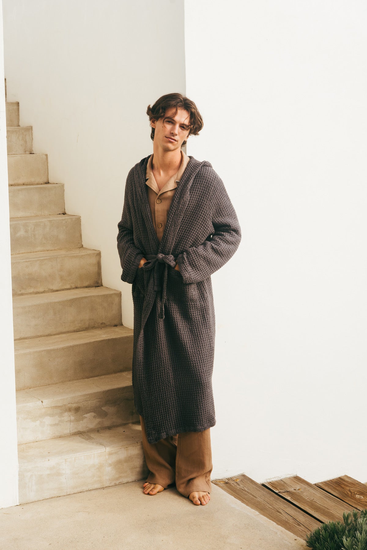 Men's linen waffle bathrobe in Charcoal
