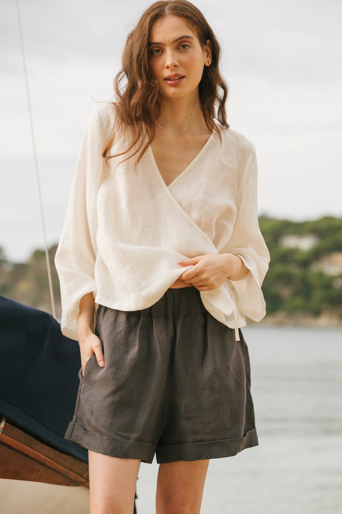 Mia linen shorts in Charcoal