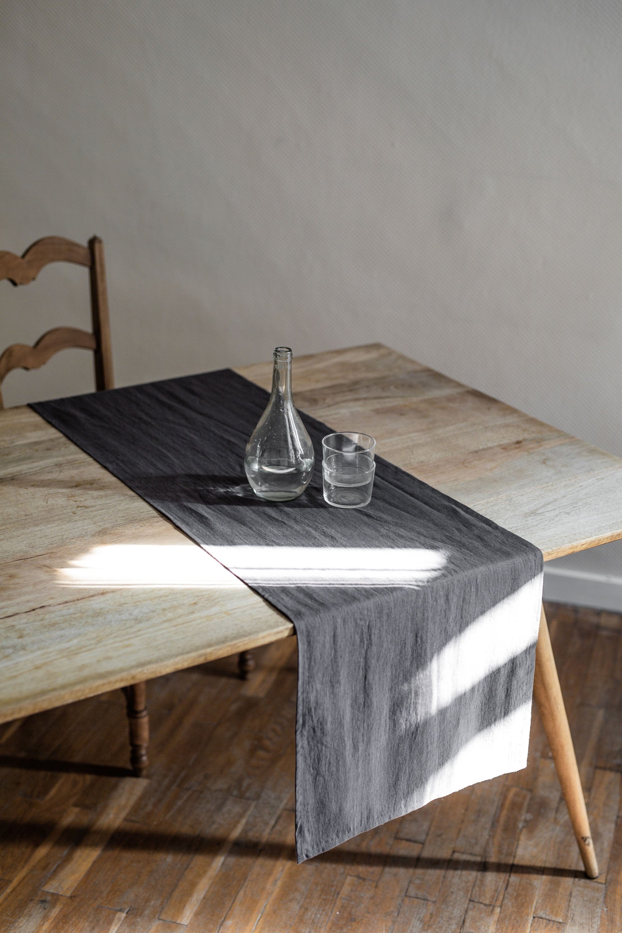 AmourLinen Linen table runner Linen table runner in Charcoal Linen Table Runner | AmourLinen | Charcoal