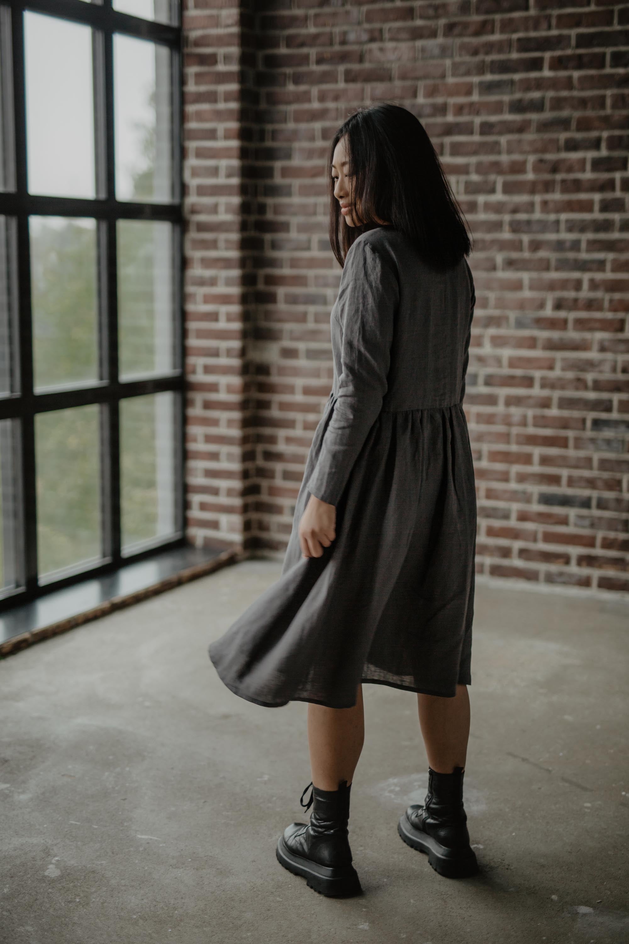 LAPLAND mid-length linen dress in Charcoal