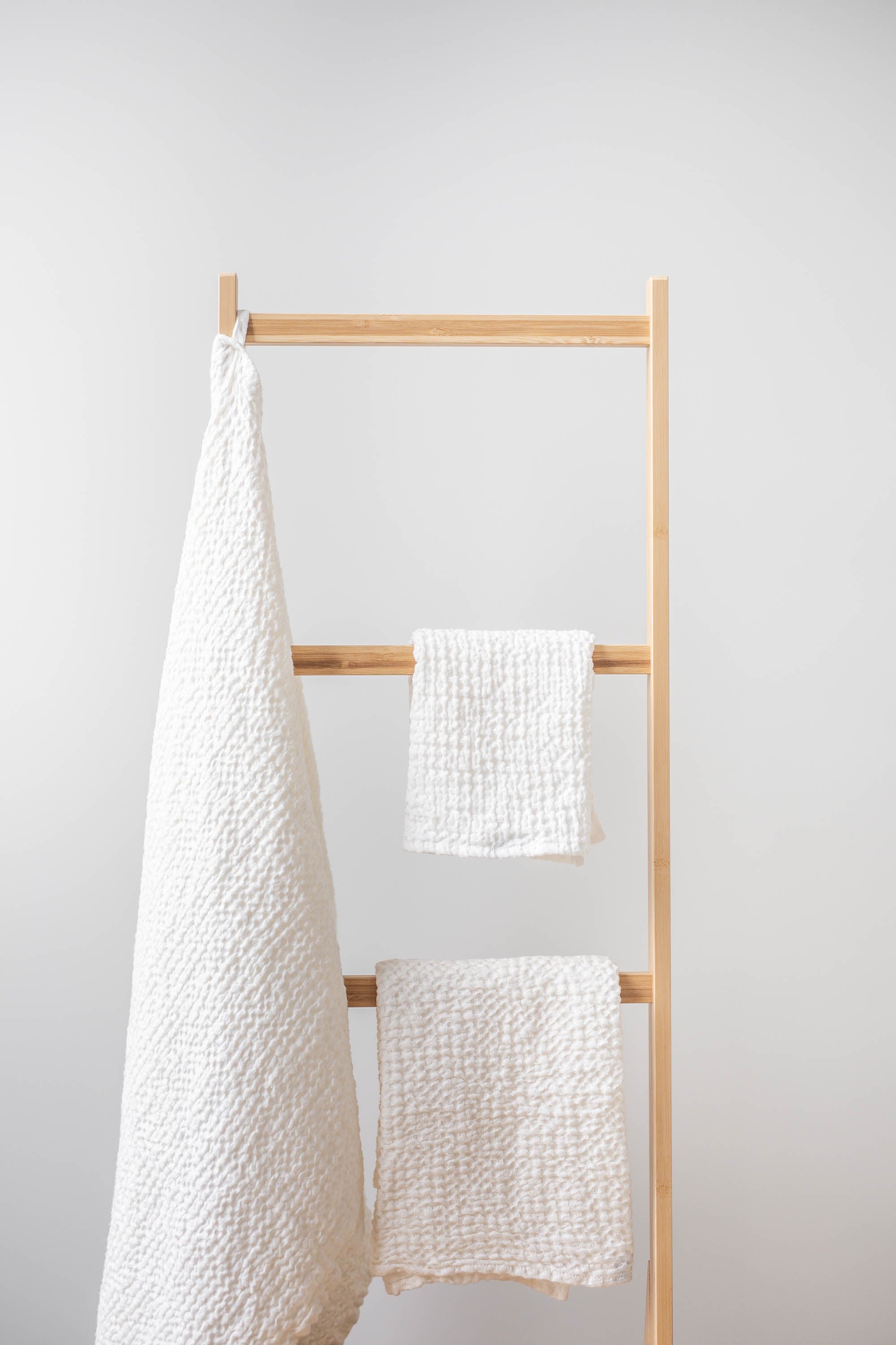 Linen waffle bath towel in White