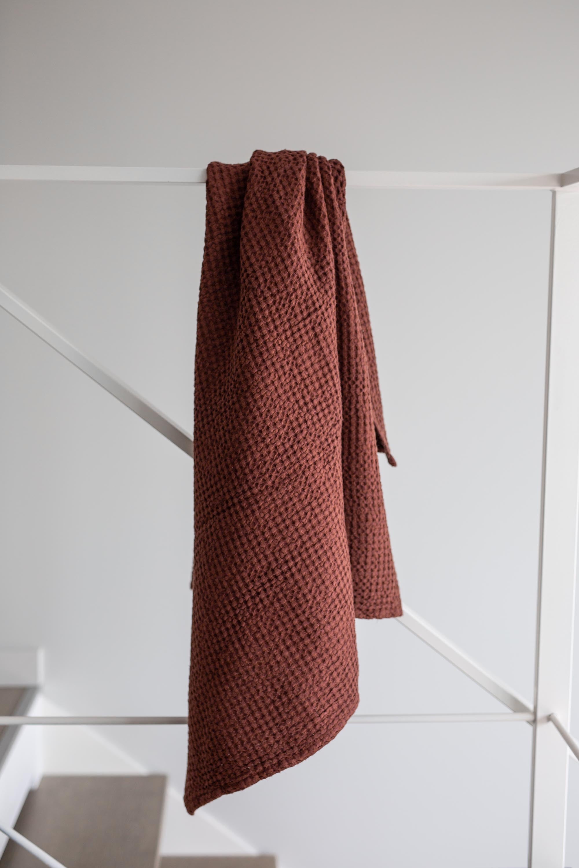 Linen waffle bath towel in Terracotta