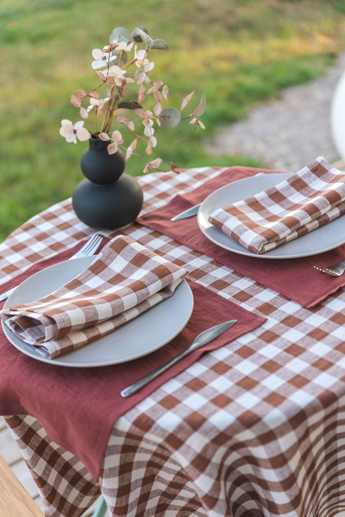 Round linen tablecloth in Mocha Gingham