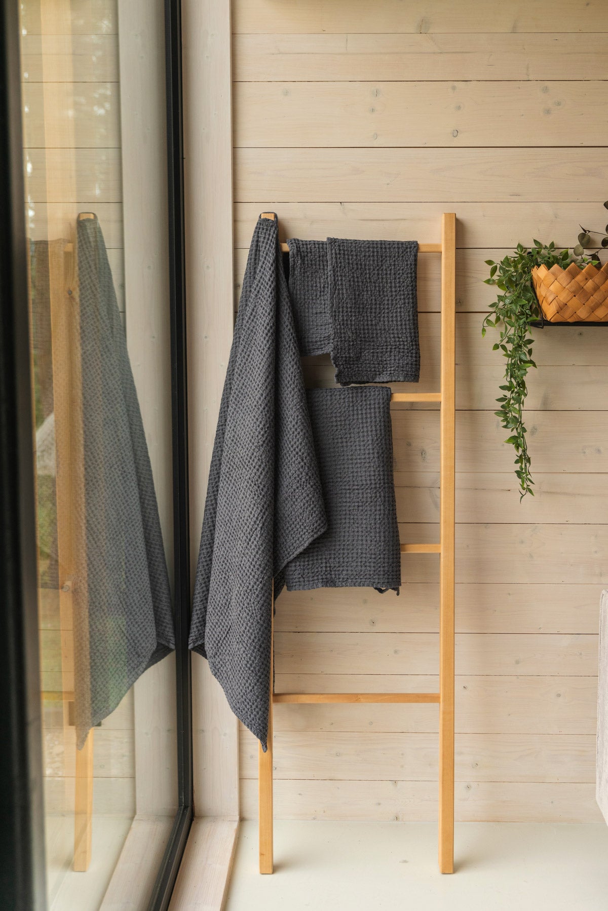 Linen waffle bath towel in Charcoal