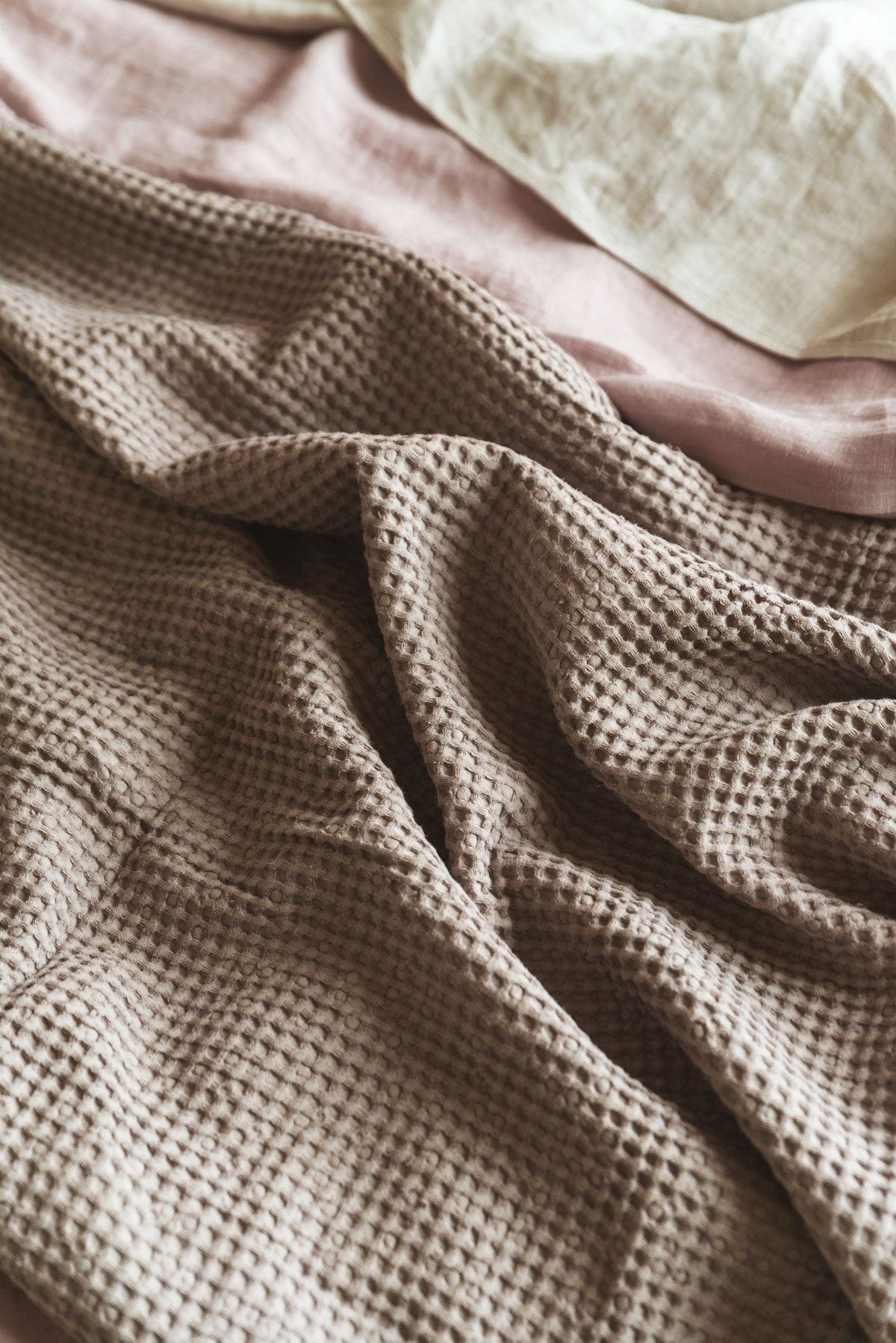 AmourLinen Linen waffle blanket 53x81"/135x205cm / Rosy Brown Linen waffle bed throw in Rosy Brown Rosy Brown linen bed throw | AmourLinen | Waffle blanket