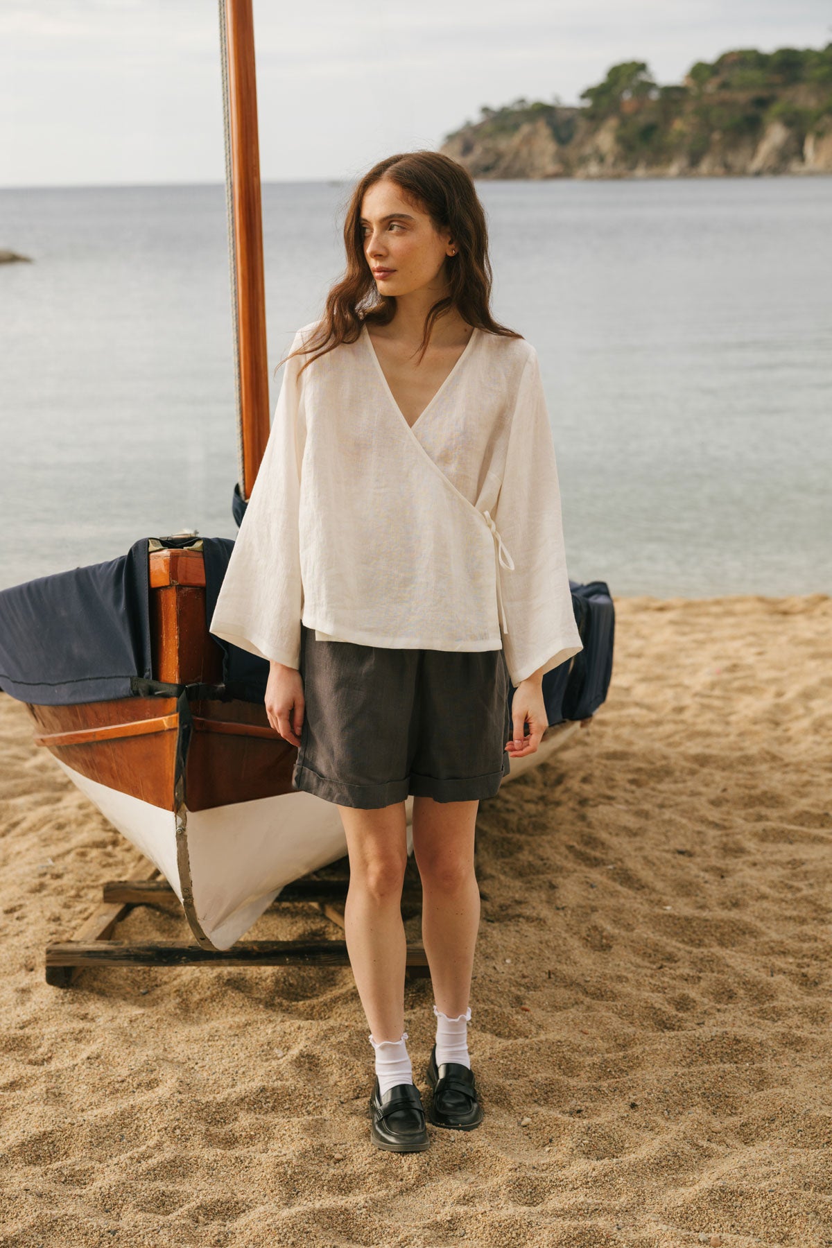 Mia linen shorts in Charcoal