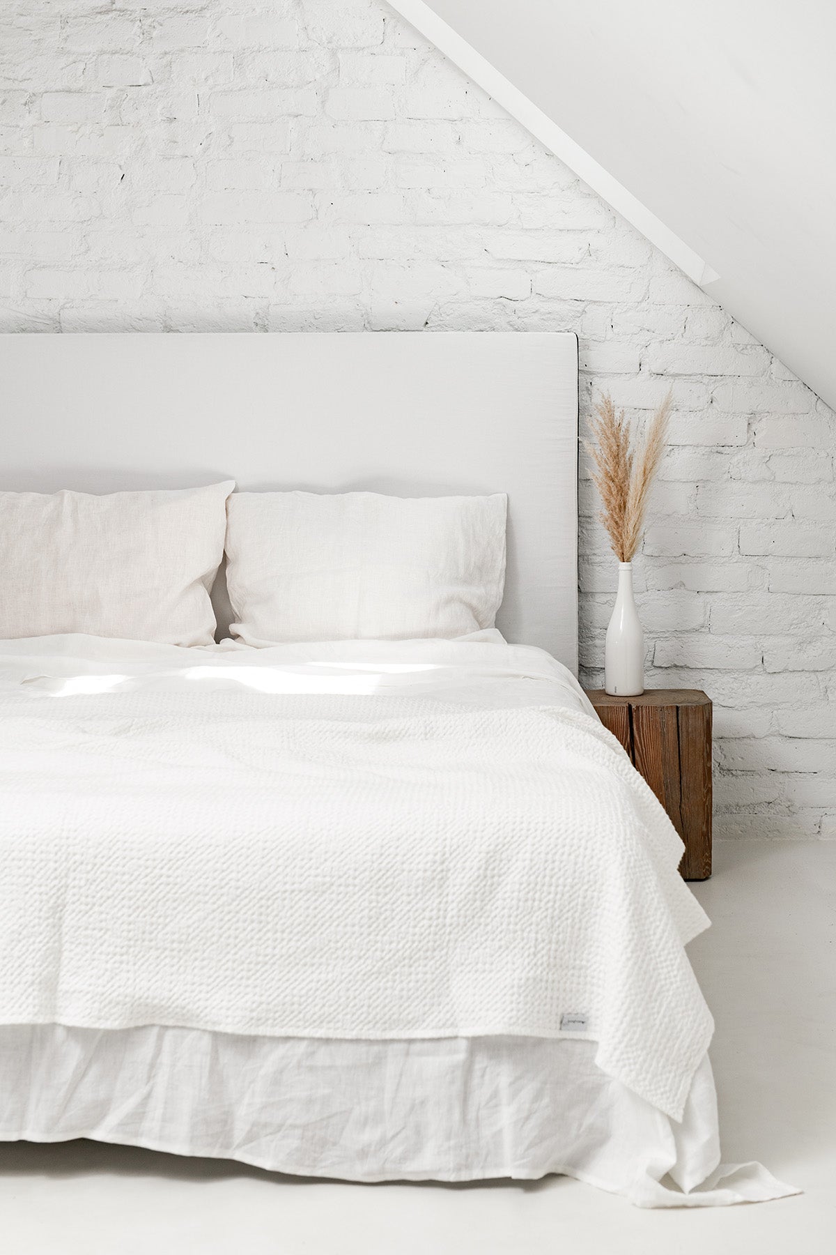Bed un White Room Wiht White Linen Waffle Bed throw