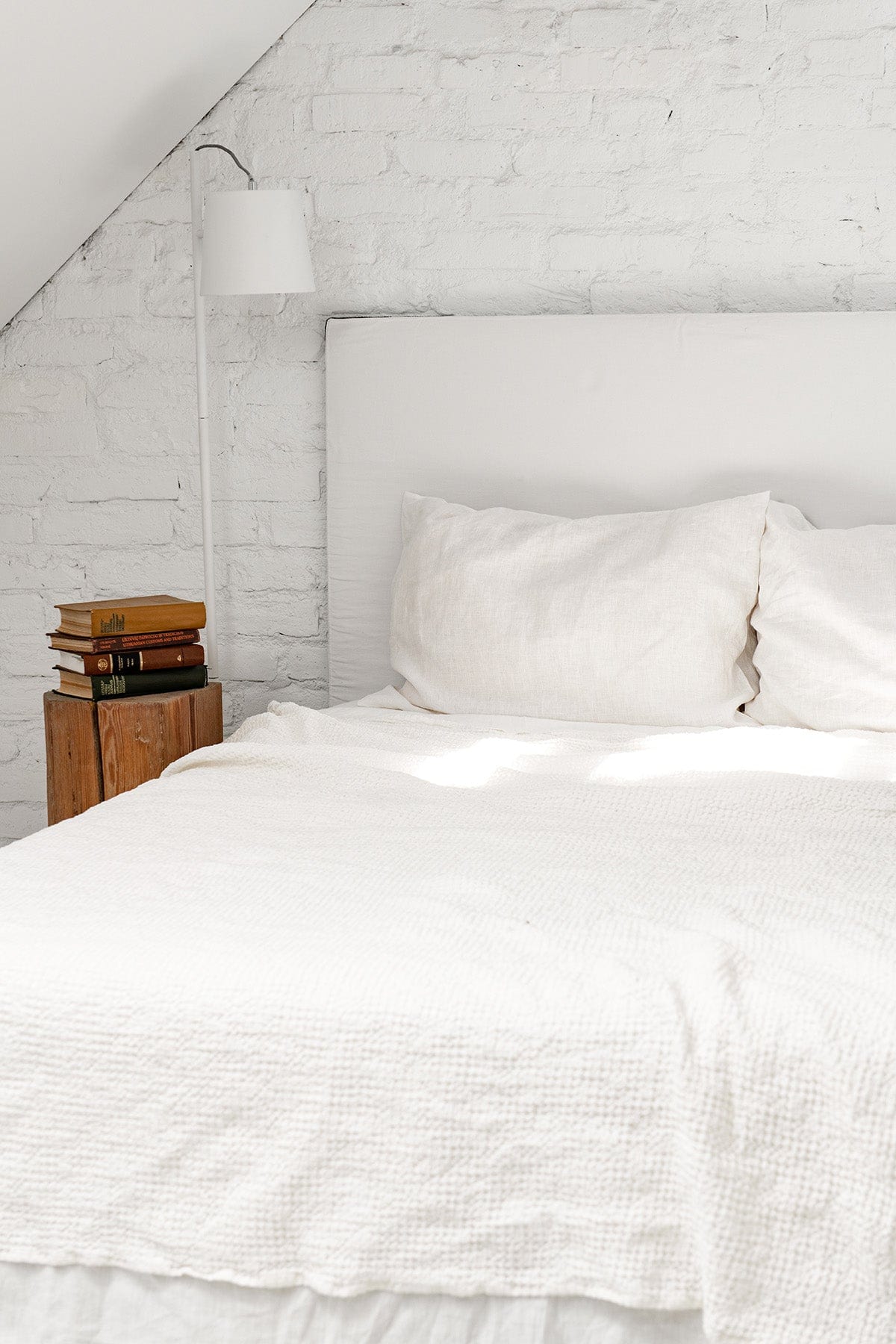 Linen waffle blanket in White